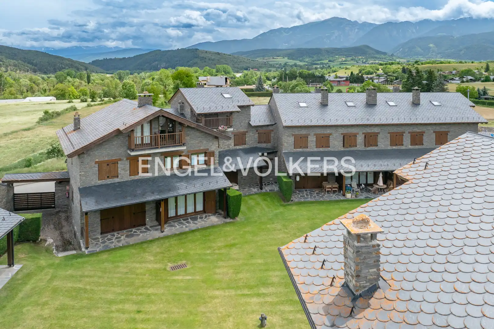 Vista exterior de Casa adosada en venda en Bellver de Cerdanya amb Calefacció, Parquet i Terrassa