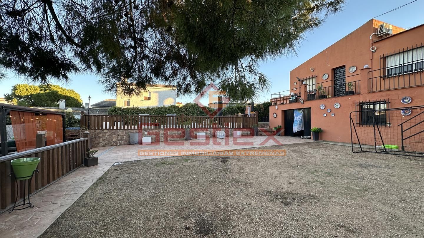 Exterior view of House or chalet for sale in Almendralejo  with Air Conditioner, Terrace and Community pool