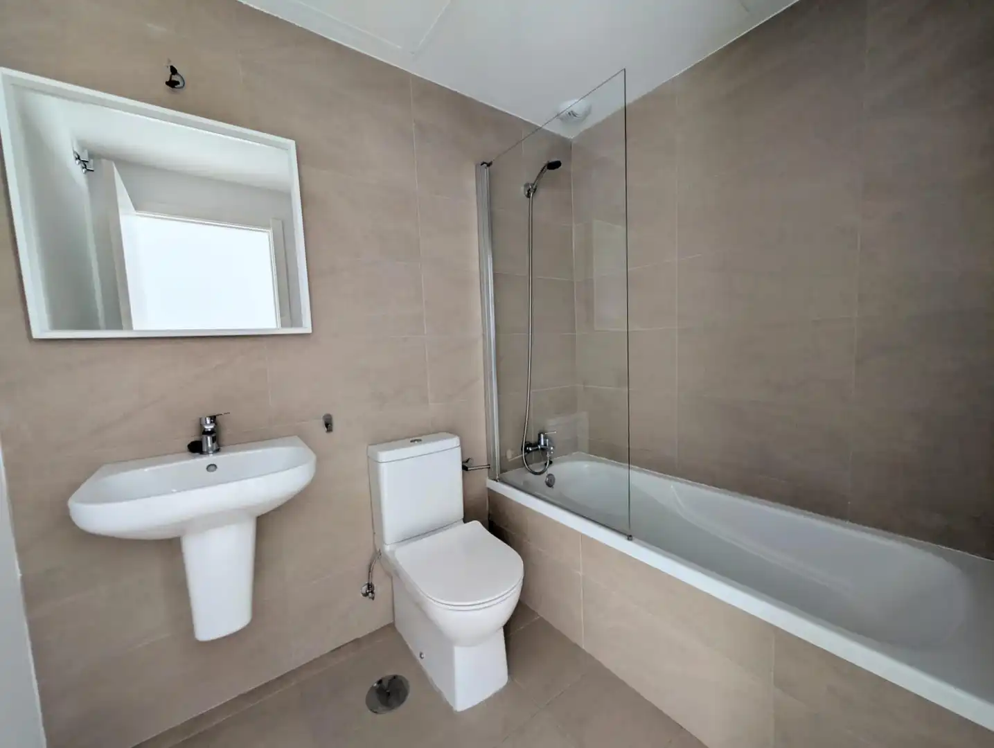Badezimmer von Wohnung zur Miete in Camas mit Klimaanlage, Heizung und Terrasse