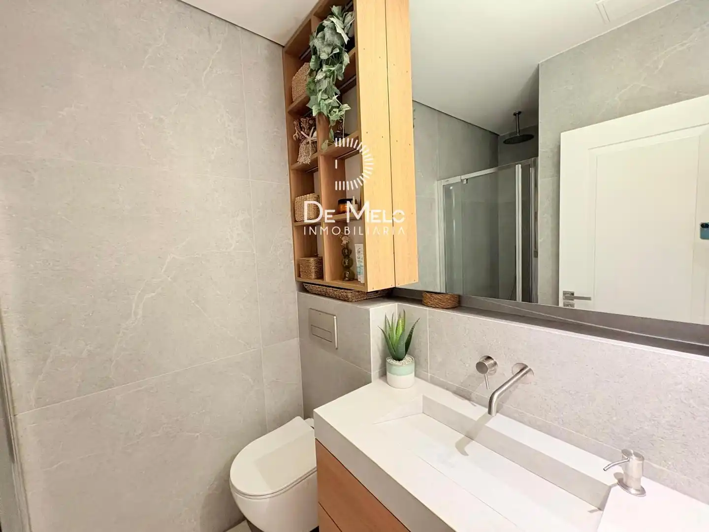 Badezimmer von Wohnung zum Verkauf in Barcelona mit Klimaanlage, Heizung und Parkett