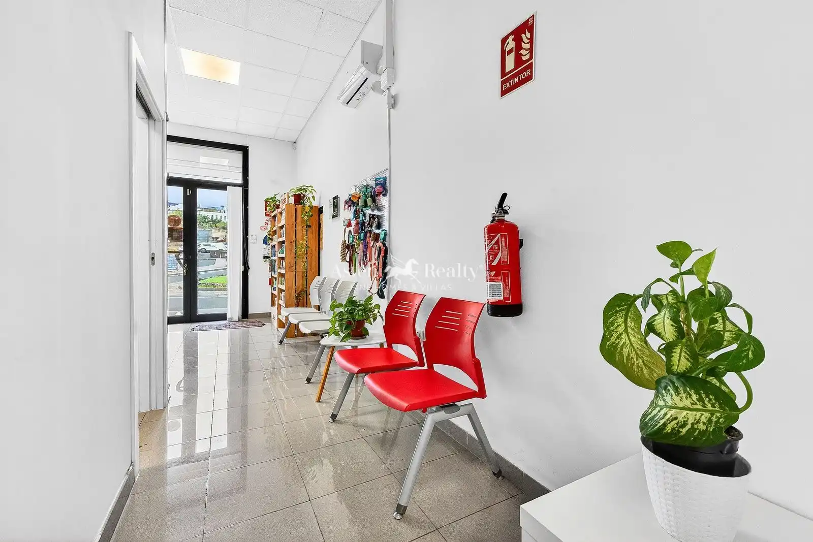 Commercial properties for sale in Arona  with Air Conditioner, Furnished and Internet