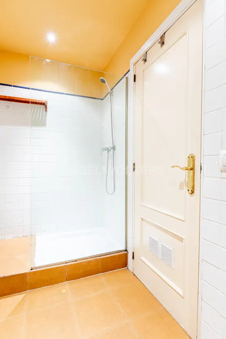 Bathroom of Flat for sale in Sevilla  with Air Conditioner and Heating