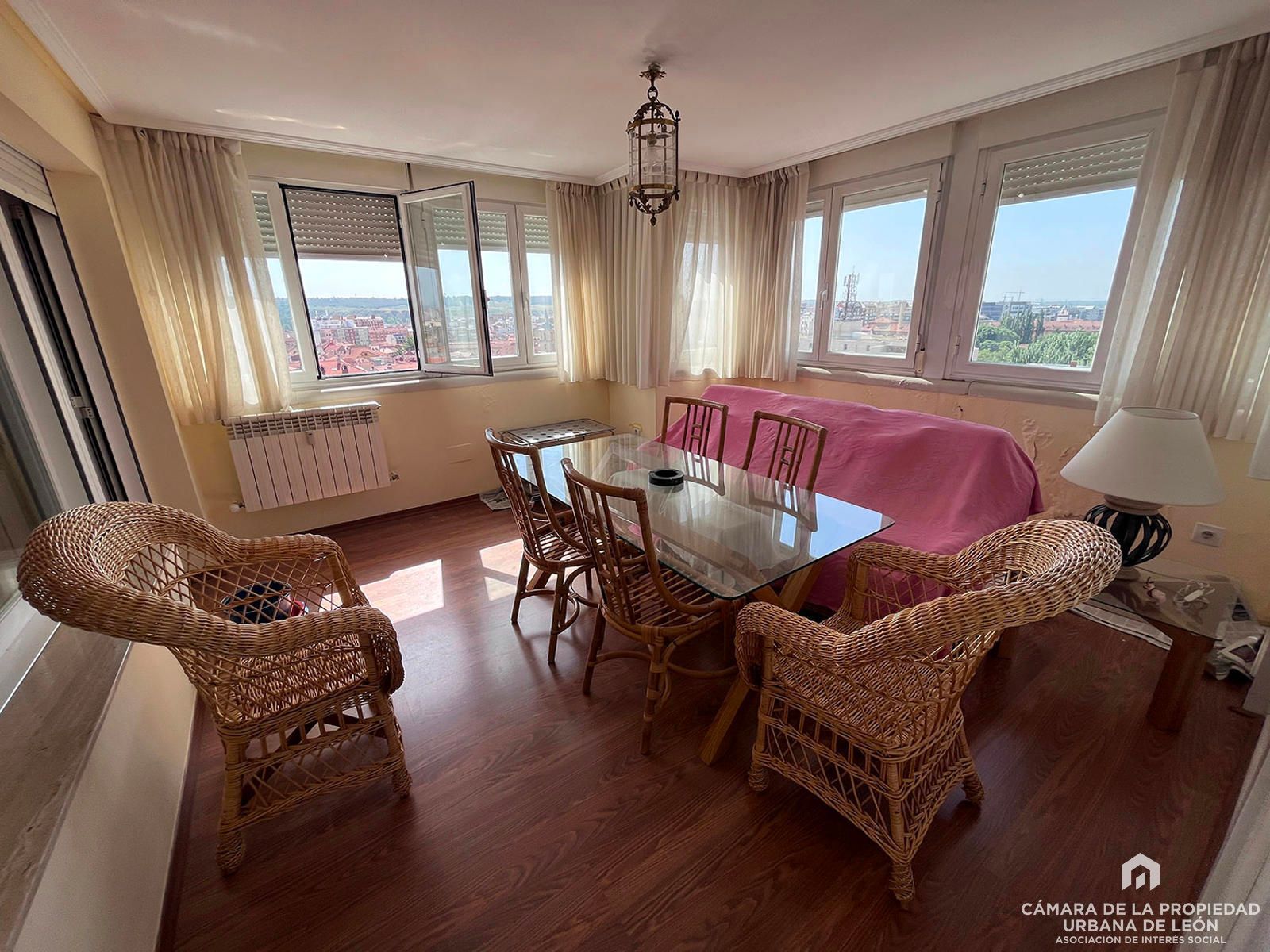 Comedor de Piso en venta en León Capital  con Calefacción y Terraza