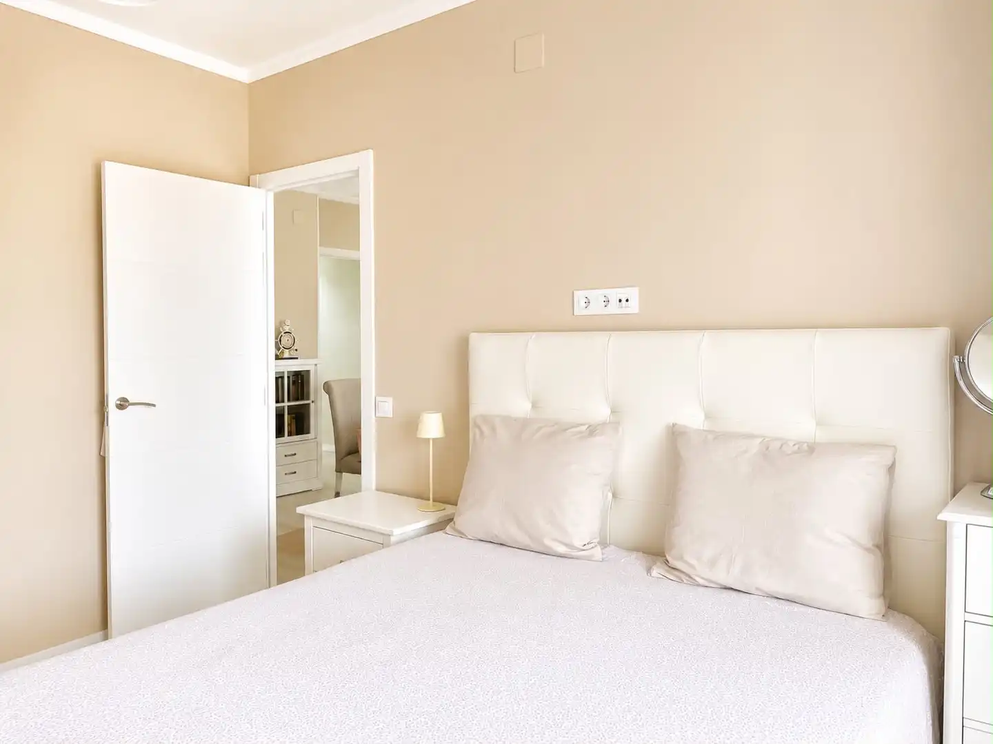 Schlafzimmer von Dachboden zum Verkauf in Barcelona mit Klimaanlage, Heizung und Parkett