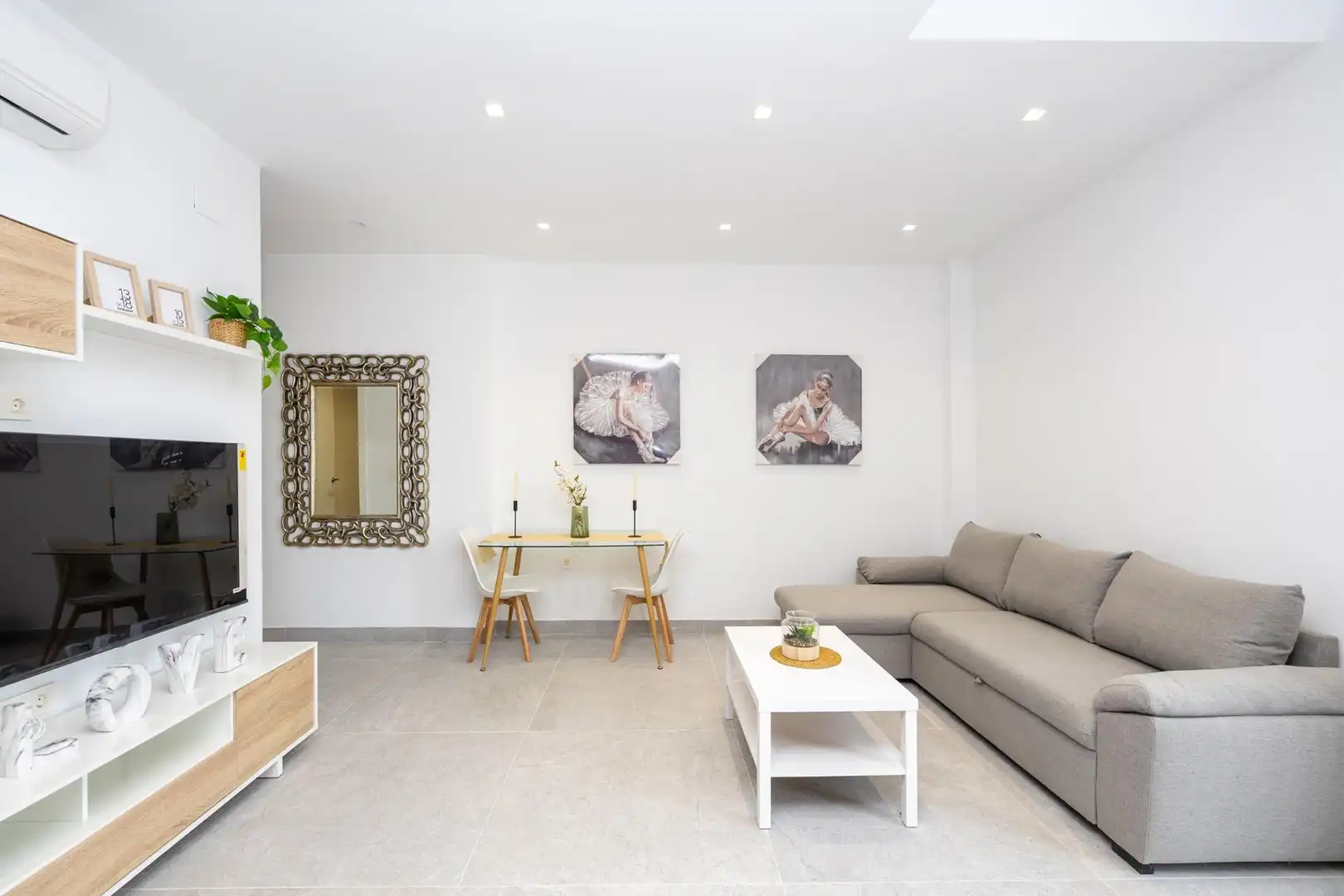 Living room of Flat for sale in Granada  with Air Conditioner, Heating and Furnished