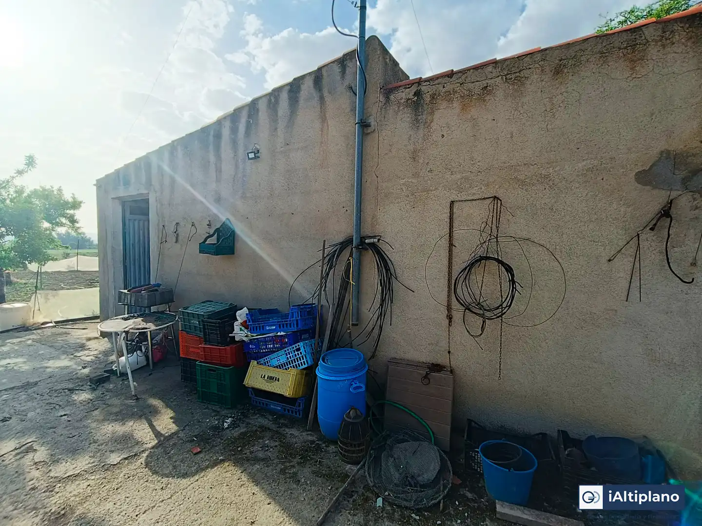Vista exterior de Casa o xalet en venda en Baza amb Jardí privat, Piscina i Moblat