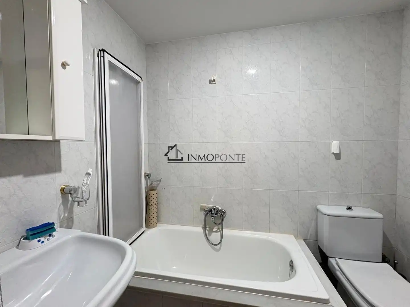 Bathroom of Flat for rent in Marín, Pontevedra
