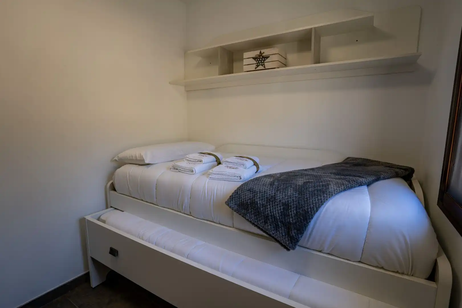 Schlafzimmer von Dachboden zum Verkauf in La Iruela mit Klimaanlage, Heizung und Terrasse