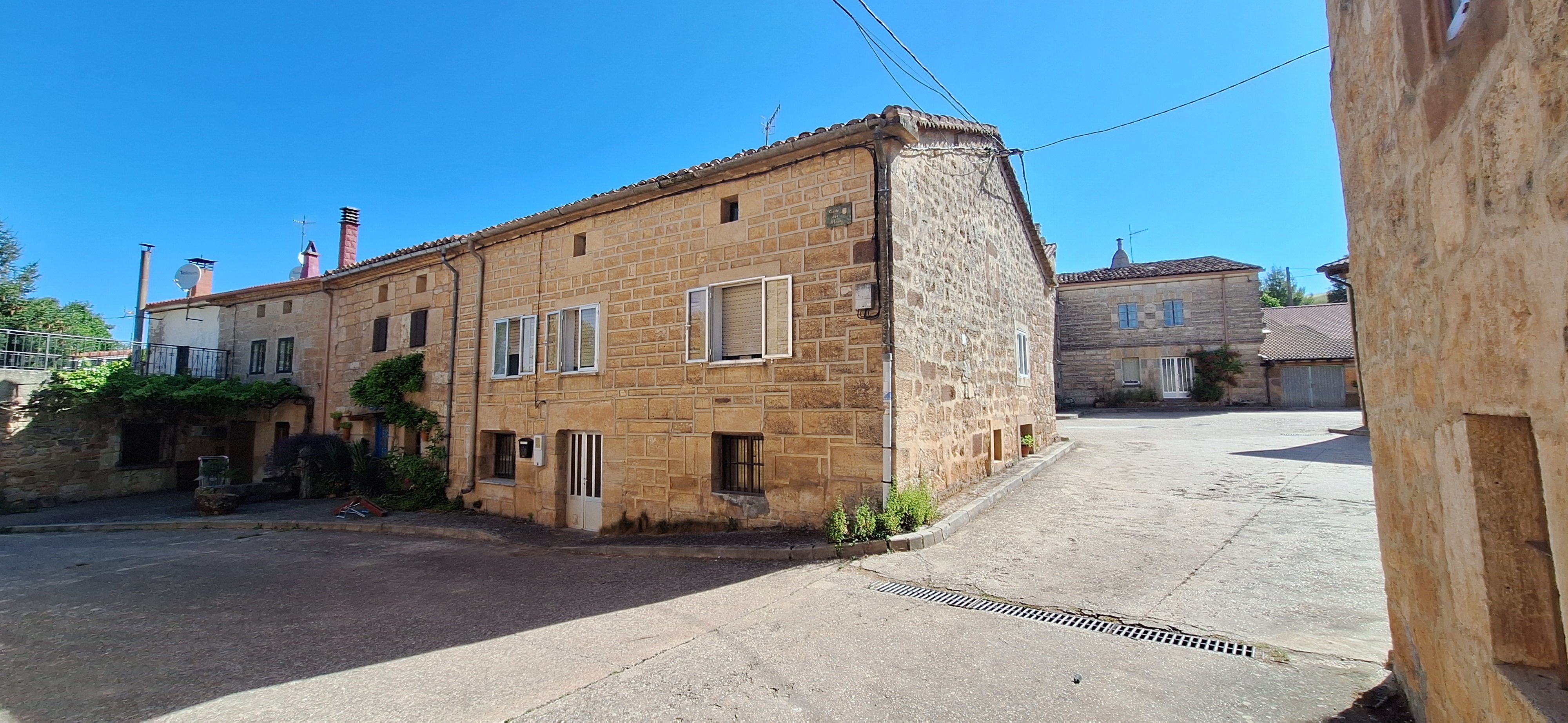 Vista exterior de Finca rústica en venda en Ibeas de Juarros amb Traster i Moblat