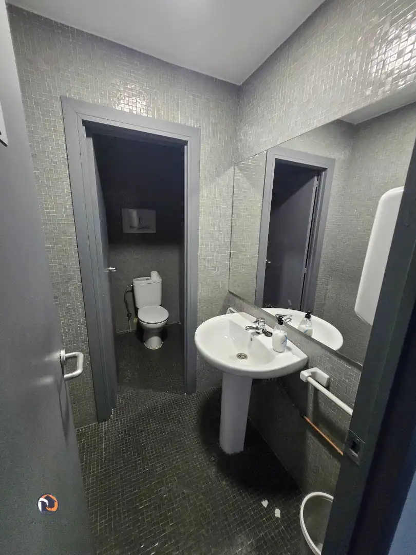 Badezimmer von Geschaftsraum zum Verkauf in Madrid mit Klimaanlage und Internet