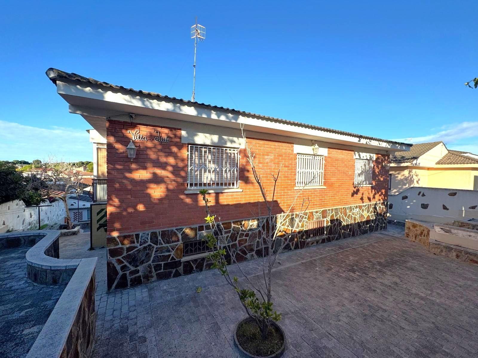 Vista exterior de Casa o xalet en venda en Calafell amb Terrassa, Traster i Piscina