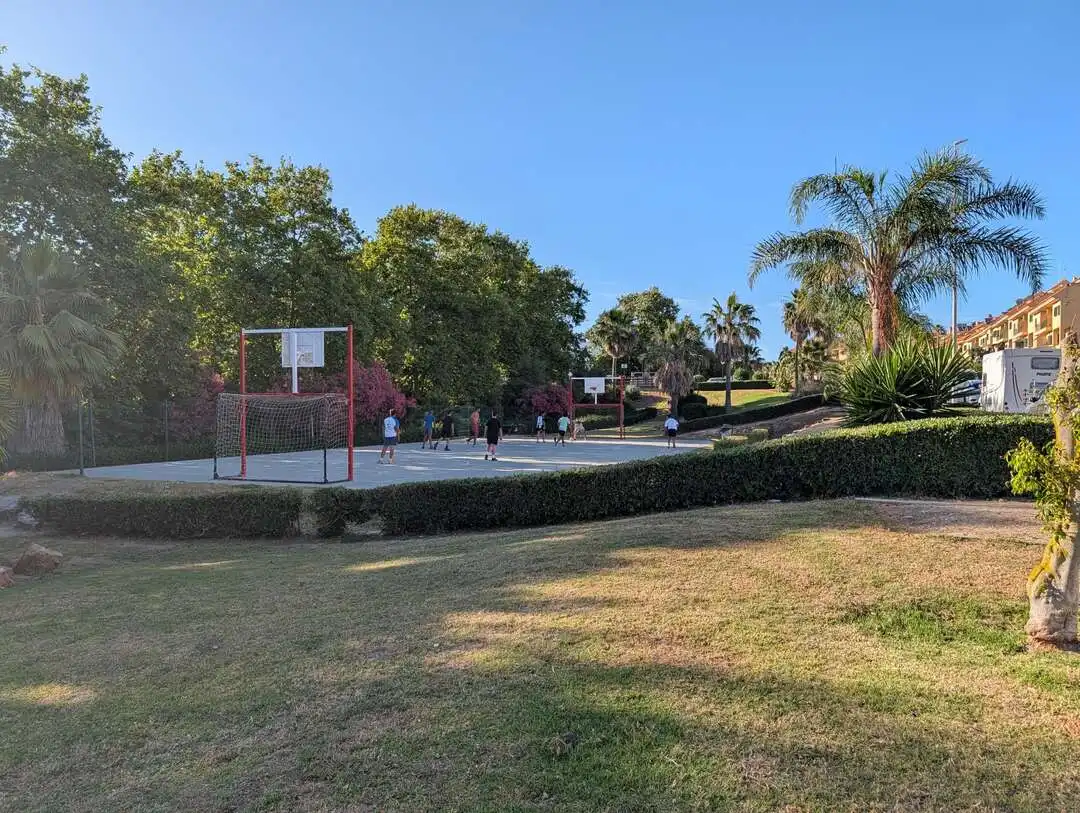Vista exterior de Casa adosada de alquiler en La Línea de la Concepción con Aire acondicionado, Calefacción y Jardín privado