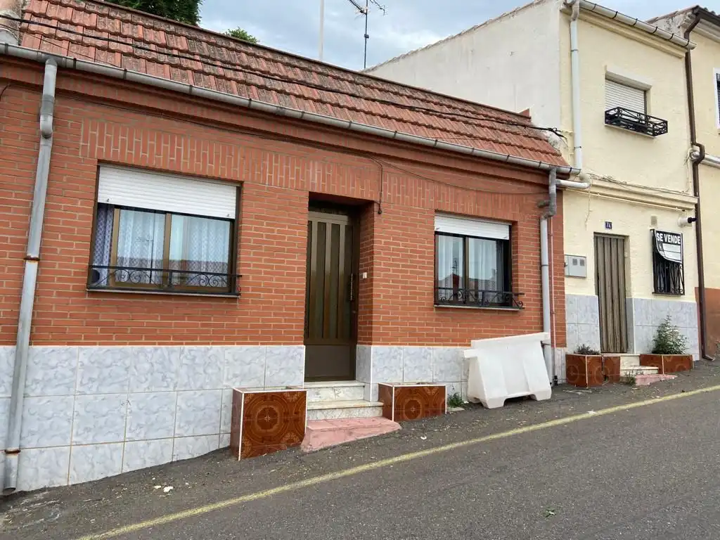 Außenansicht von Einfamilien-Reihenhaus zum Verkauf in Benavente