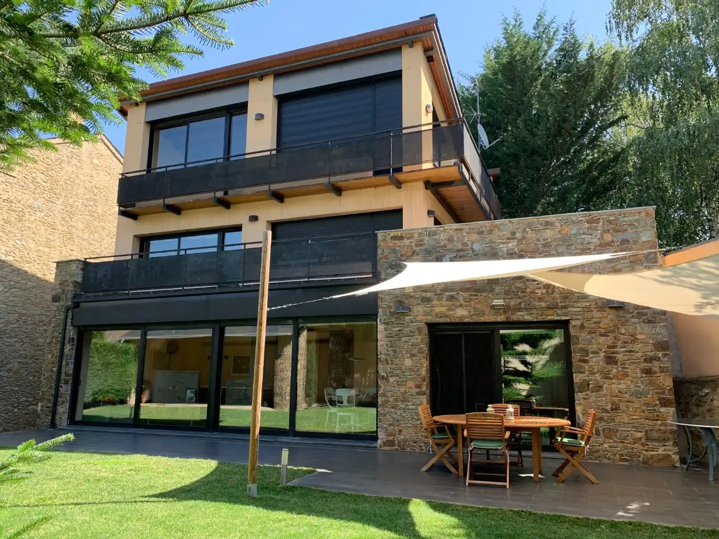 House with garden to rent in Carrer Central 10