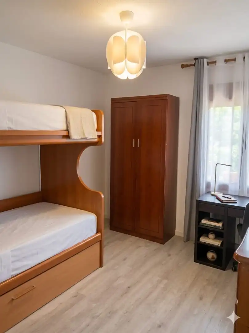 Schlafzimmer von Haus oder Chalet zum Verkauf in Villalbilla mit Klimaanlage, Heizung und Privatgarten