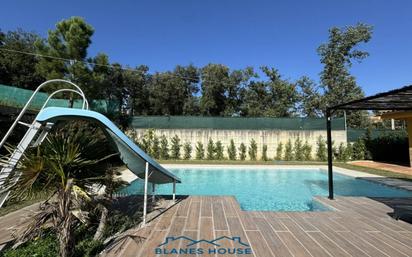 Piscina de Casa o xalet en venda en Sils amb Jardí privat, Parquet i Terrassa