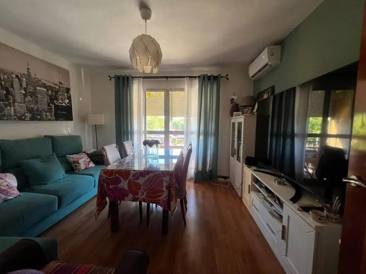 Living room of Flat for sale in Sevilla  with Air Conditioner and Heating