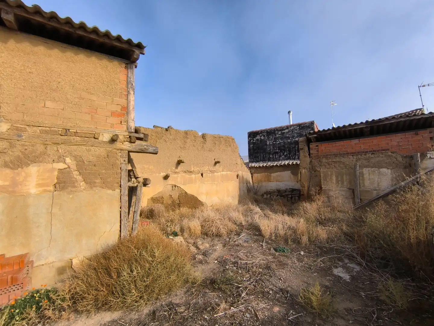 Vista exterior de Casa o xalet en venda en Villarramiel amb Calefacció, Jardí privat i Terrassa