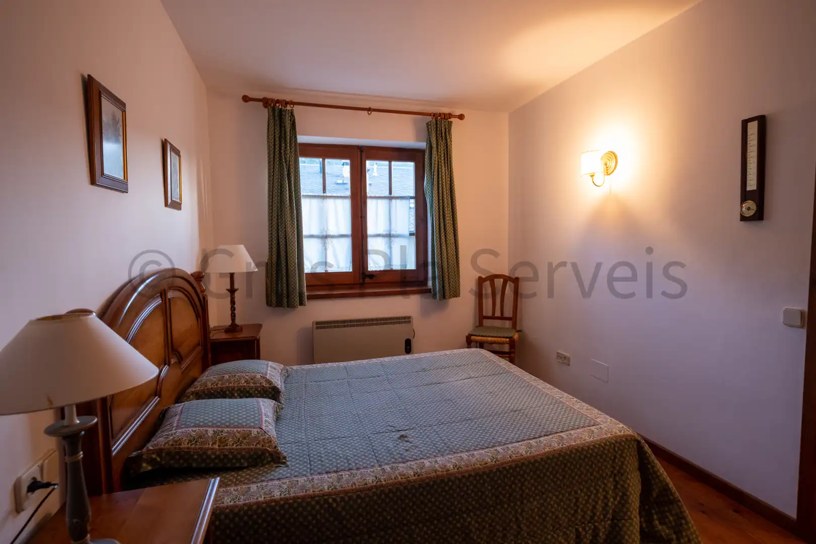Habitación de Casa adosada en venta en Urús con Calefacción, Parquet y Amueblado