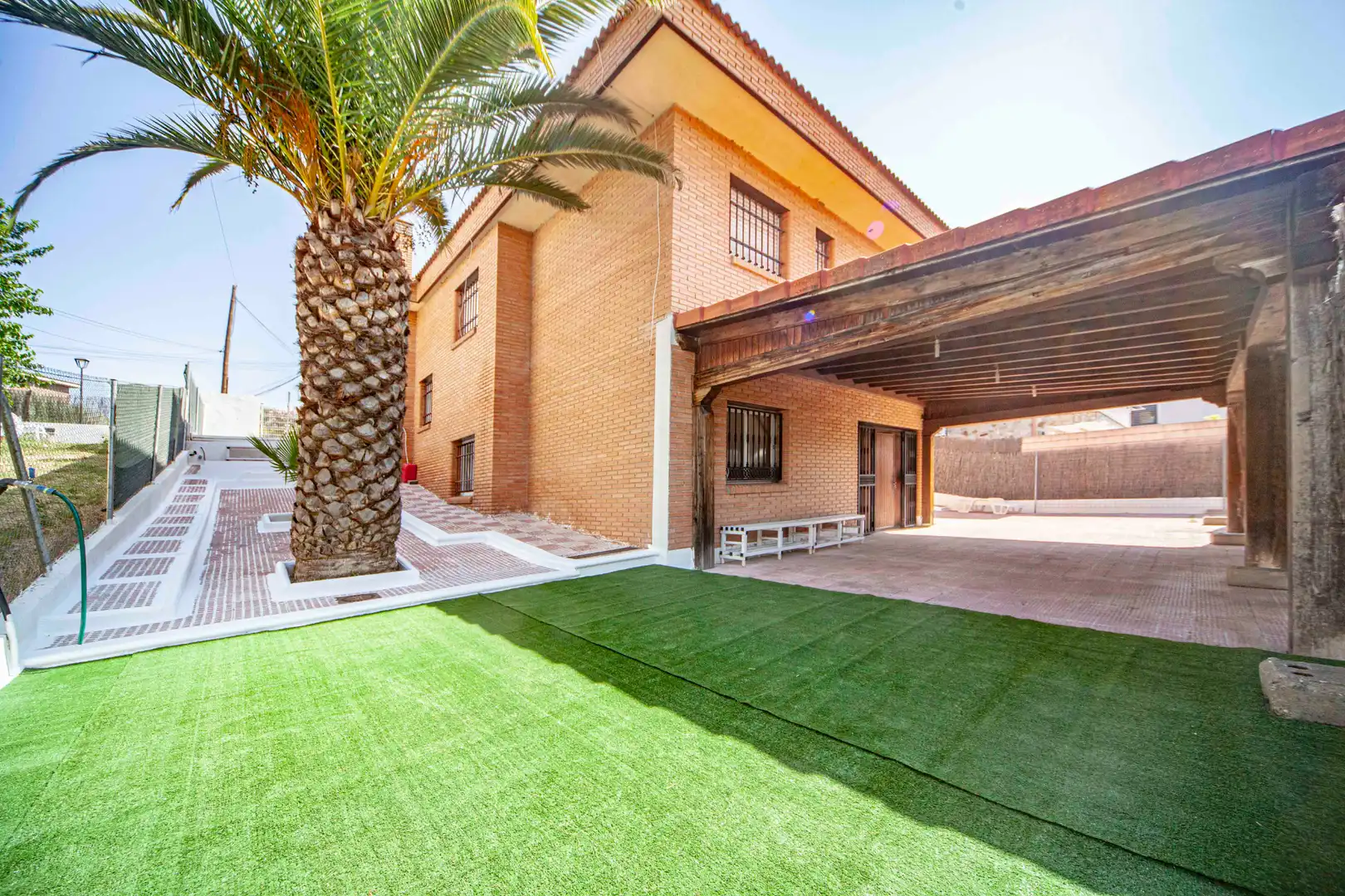 Vista exterior de Casa o xalet en venda en Sevilla la Nueva amb Aire condicionat, Calefacció i Jardí privat
