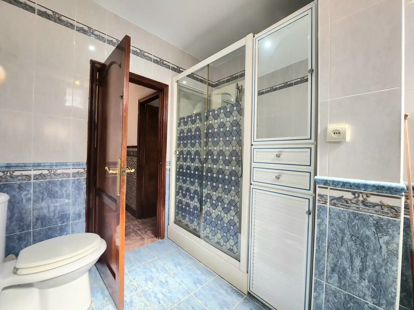 Badezimmer von Haus oder Chalet zum Verkauf in Alcalá de Guadaira mit Privatgarten, Terrasse und Abstellraum
