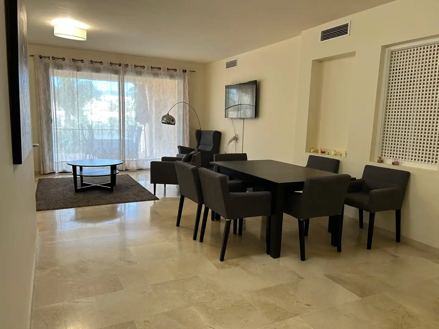 Menjador de Apartament de lloguer en Estepona amb Aire condicionat, Moblat i Internet