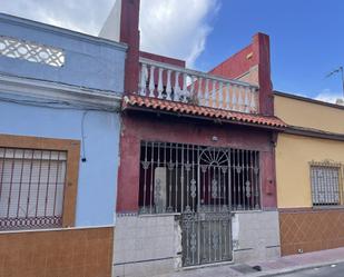 Vista exterior de Casa adosada en venda en La Línea de la Concepción amb Terrassa