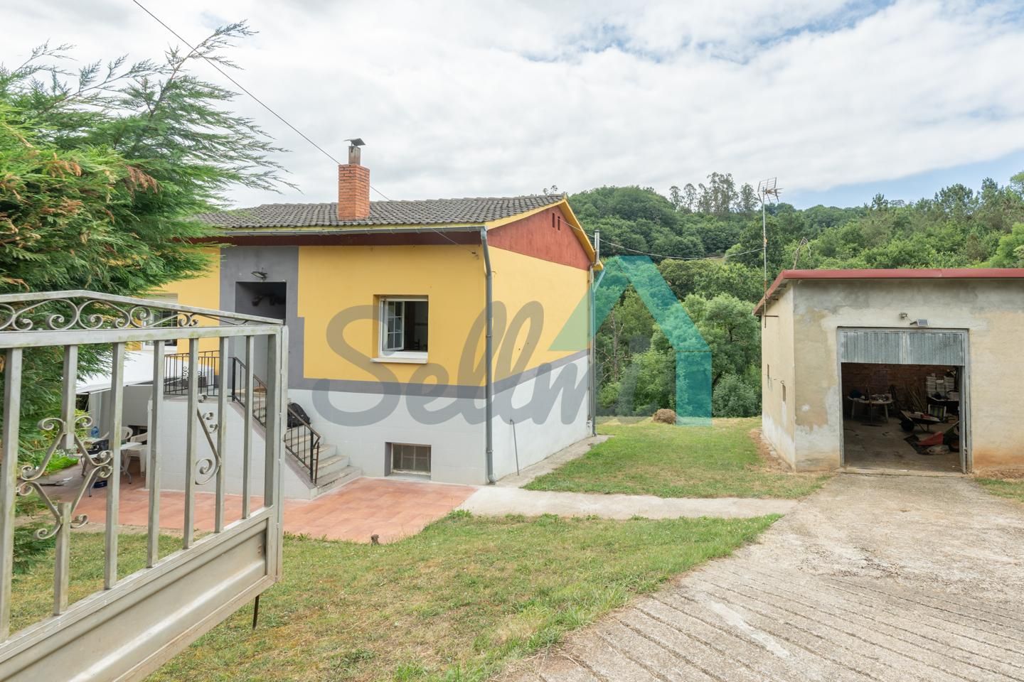 Vista exterior de Casa o xalet en venda en Las Regueras   amb Calefacció, Jardí privat i Terrassa