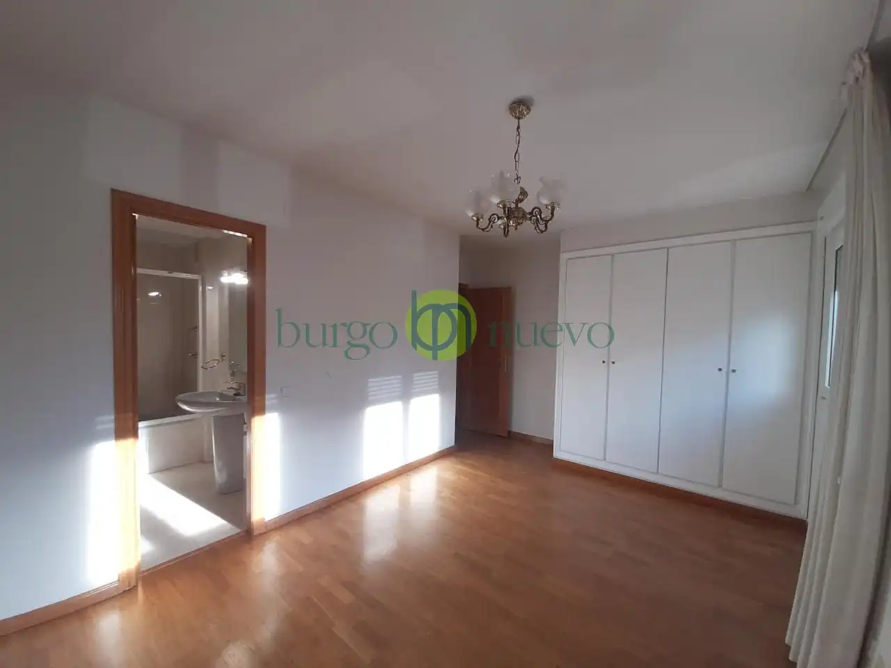 Dormitori de Casa adosada en venda en San Andrés del Rabanedo amb Calefacció, Jardí privat i Parquet