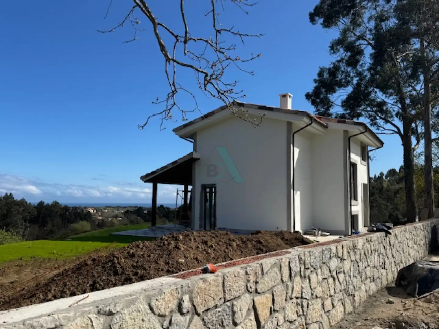 Vista exterior de Casa o xalet en venda en Llanes amb Calefacció, Jardí privat i Traster