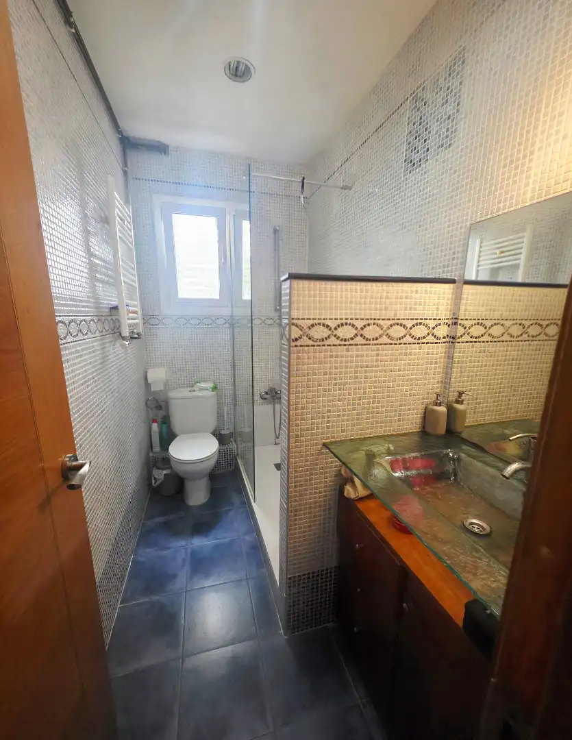 Badezimmer von Wohnung zum Verkauf in Barcelona mit Klimaanlage, Heizung und Parkett