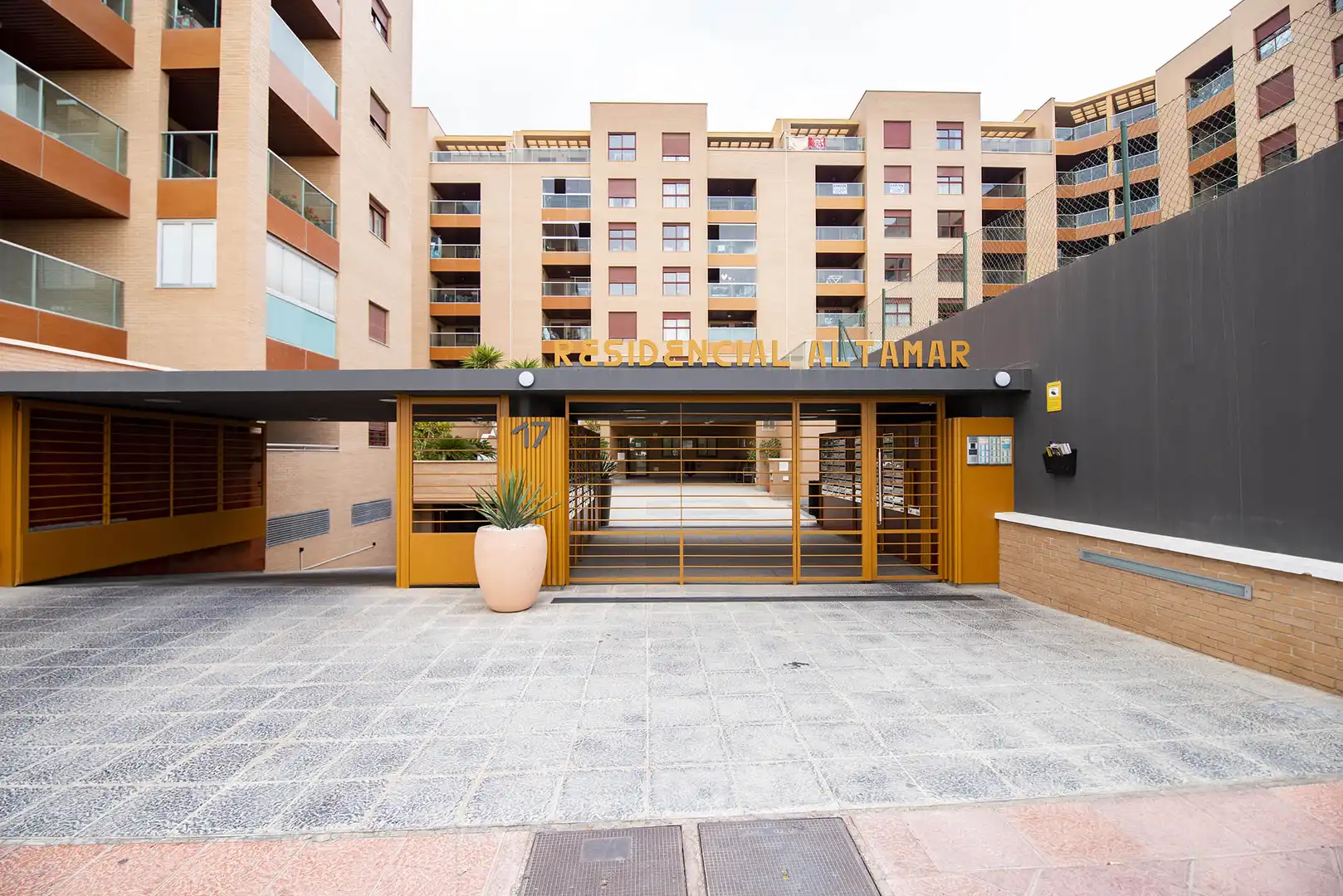 Vista exterior de Pis en venda en Almería amb Aire condicionat, Terrassa i Traster