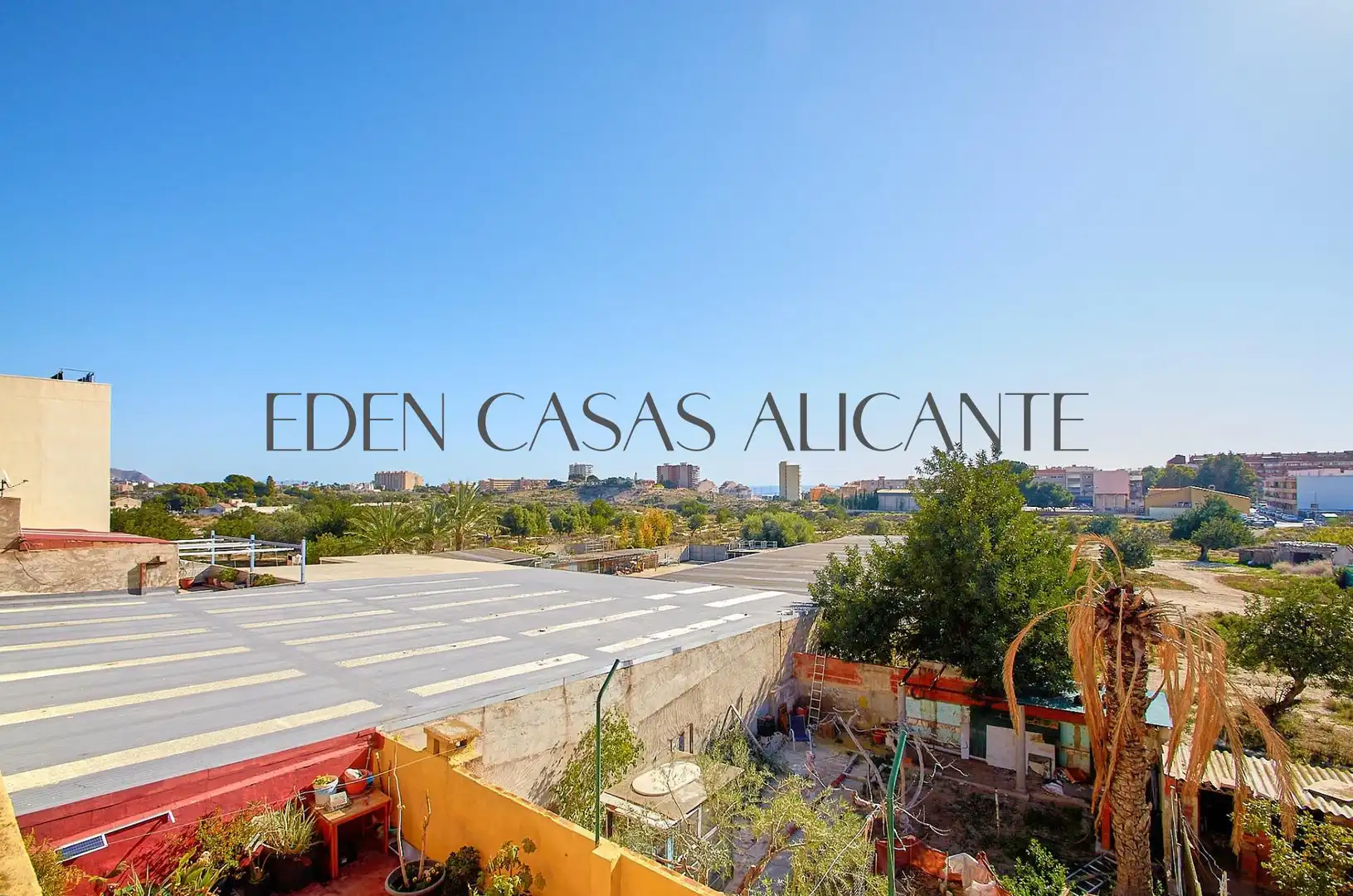 Vista exterior de Casa adosada en venda en El Campello amb Jardí privat, Terrassa i Traster