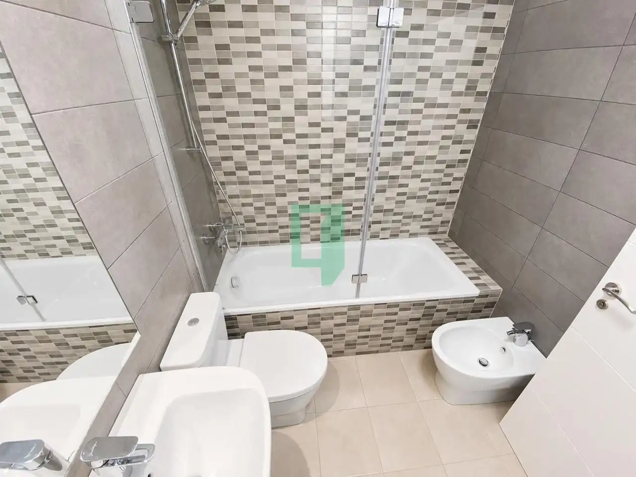 Bathroom of Flat for rent in Badalona  with Air Conditioner and Terrace
