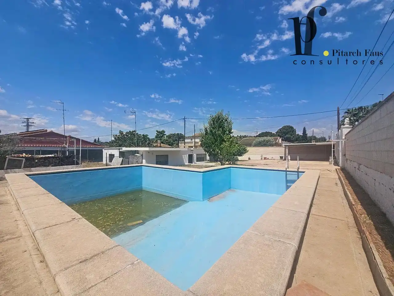 Swimming pool of Houses for sale in La Pobla de Vallbona