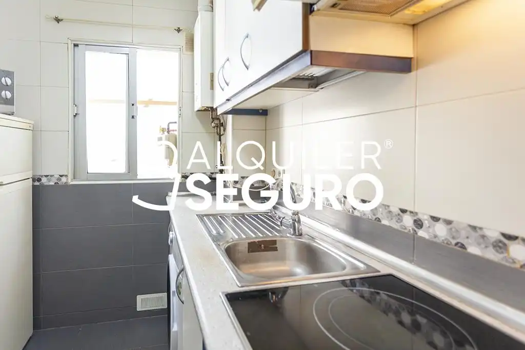 Cocina de Piso de alquiler en Madrid con Calefacción, Terraza y Amueblado