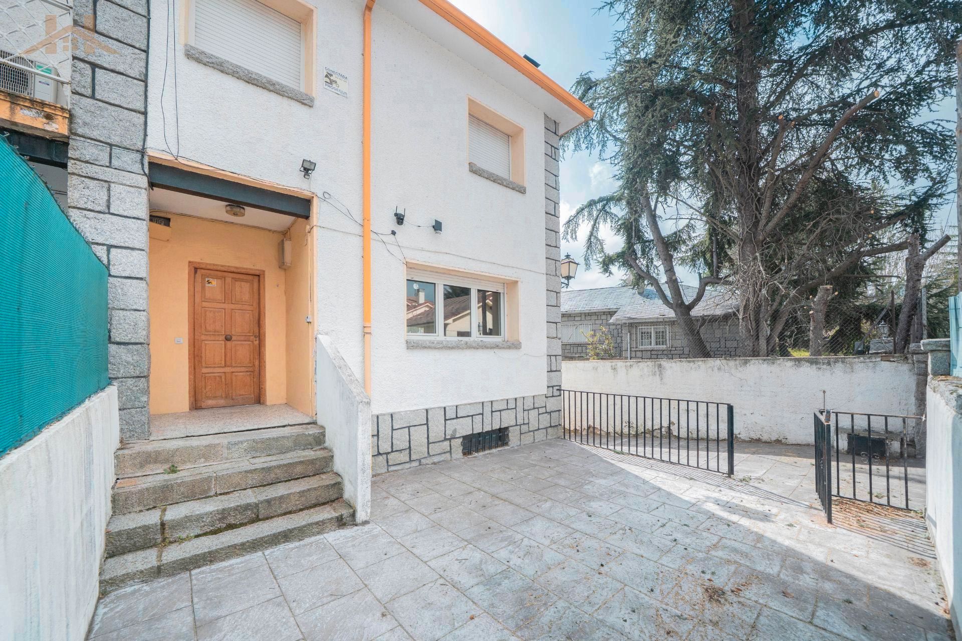 Exterior view of Single-family semi-detached for sale in El Escorial  with Heating, Terrace and Furnished