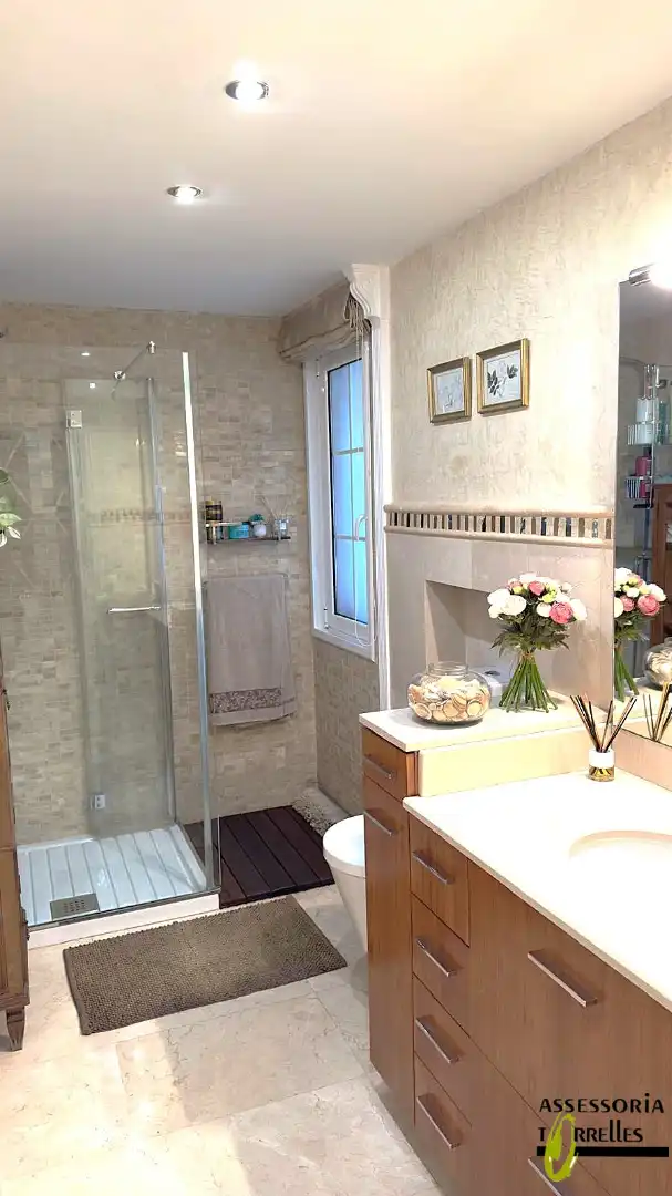 Badezimmer von Haus oder Chalet zum Verkauf in Torrelles de Llobregat mit Heizung, Privatgarten und Parkett