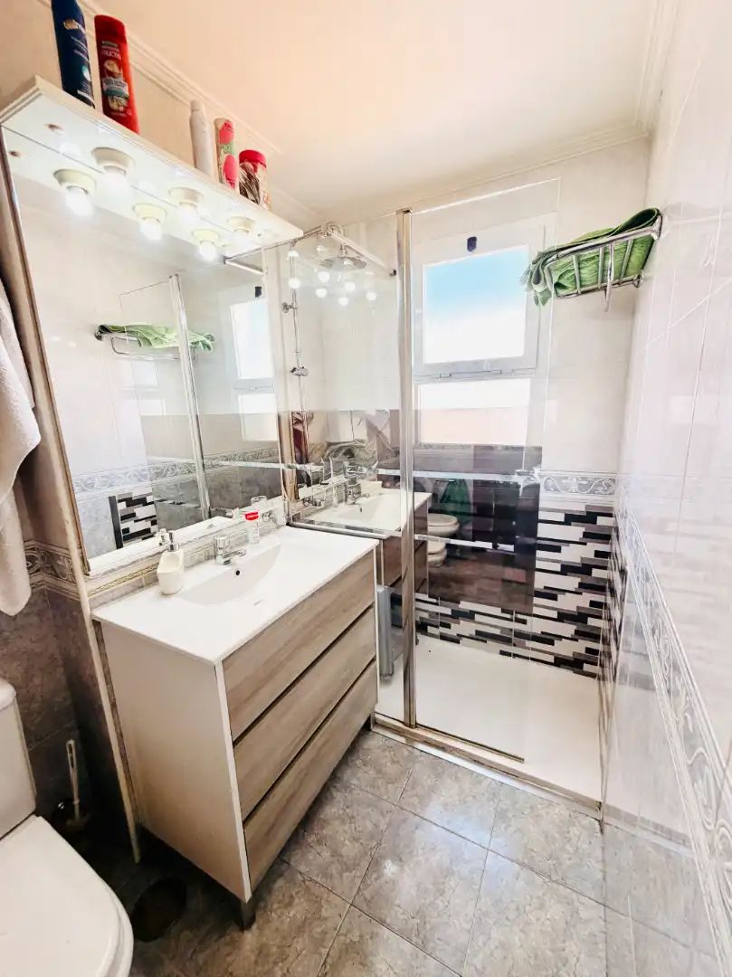 Bathroom of Flat for sale in Sevilla  with Air Conditioner and Terrace
