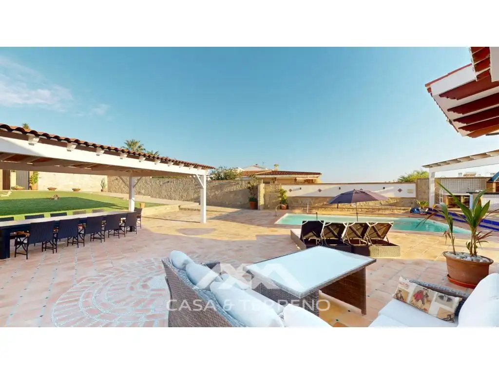 Terrassa de Casa o xalet en venda en Vélez-Málaga amb Piscina, Moblat i TV