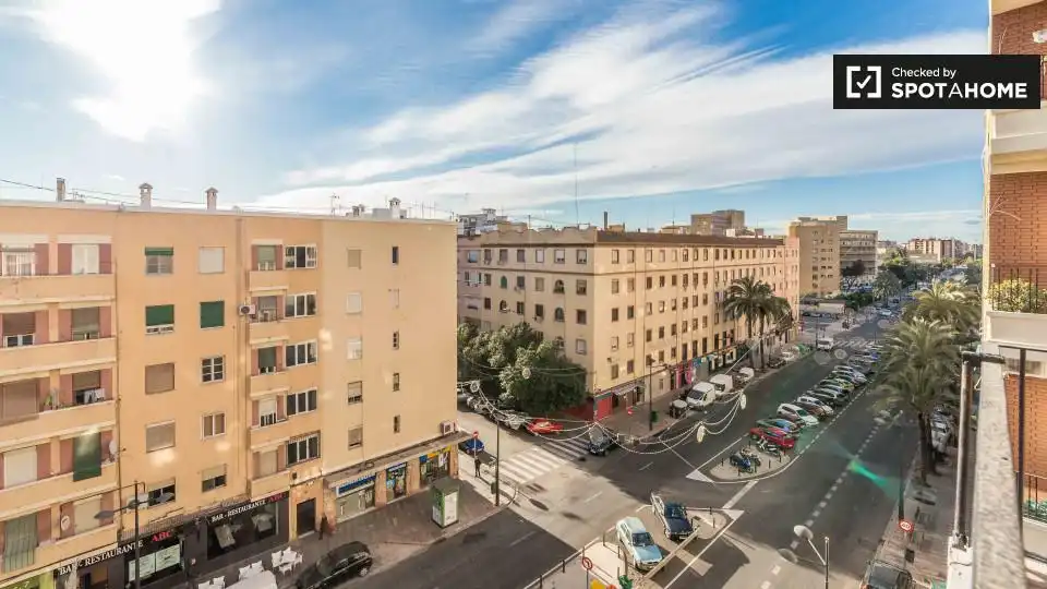 Exterior view of Flat for share in Valencia  with Air Conditioner, Terrace and Furnished