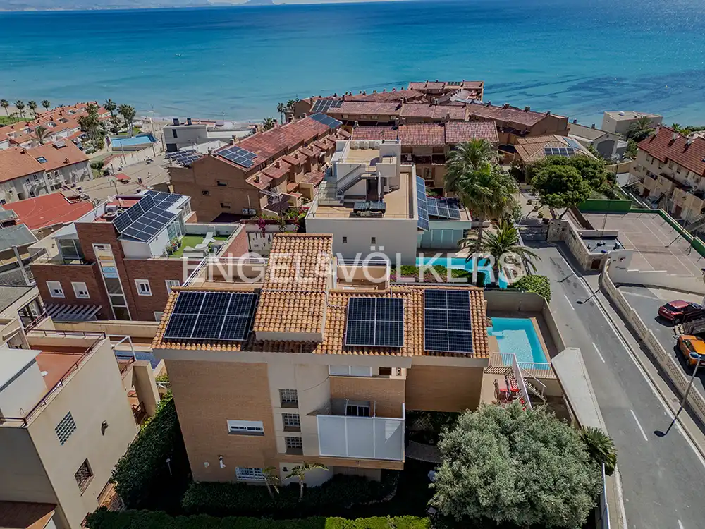 Vista exterior de Casa o xalet en venda en Alicante / Alacant amb Aire condicionat, Calefacció i Jardí privat