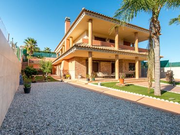 Detached house with balcony for sale in Calle MUFLON