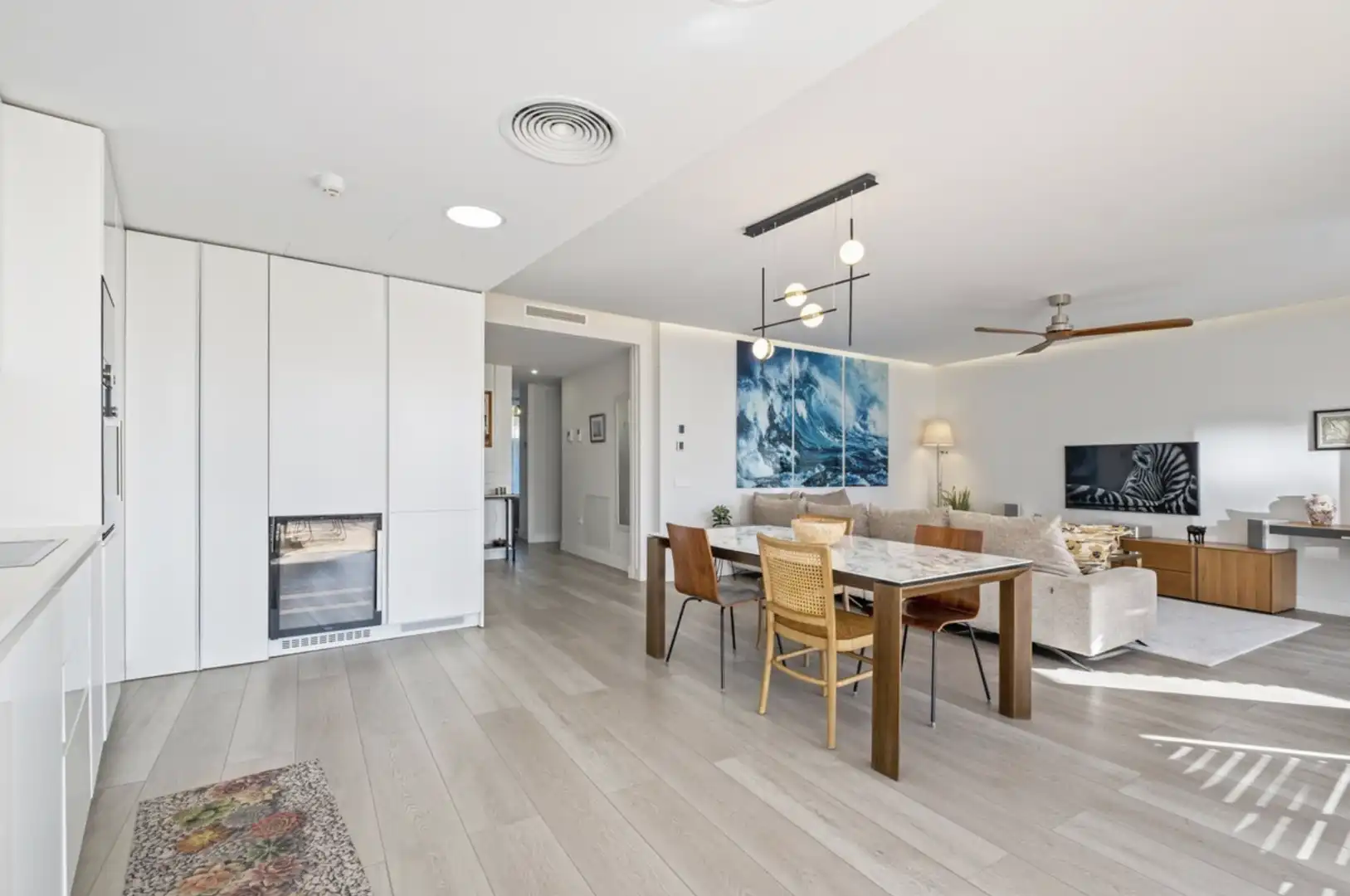 Sala d'estar de Apartament en venda en Estepona amb Aire condicionat, Jardí privat i Terrassa
