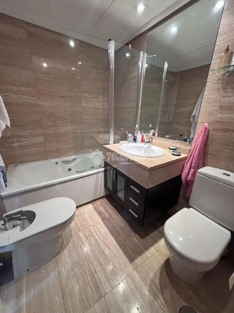 Bathroom of Flat for sale in Madrid  with Air Conditioner, Heating and Storage room
