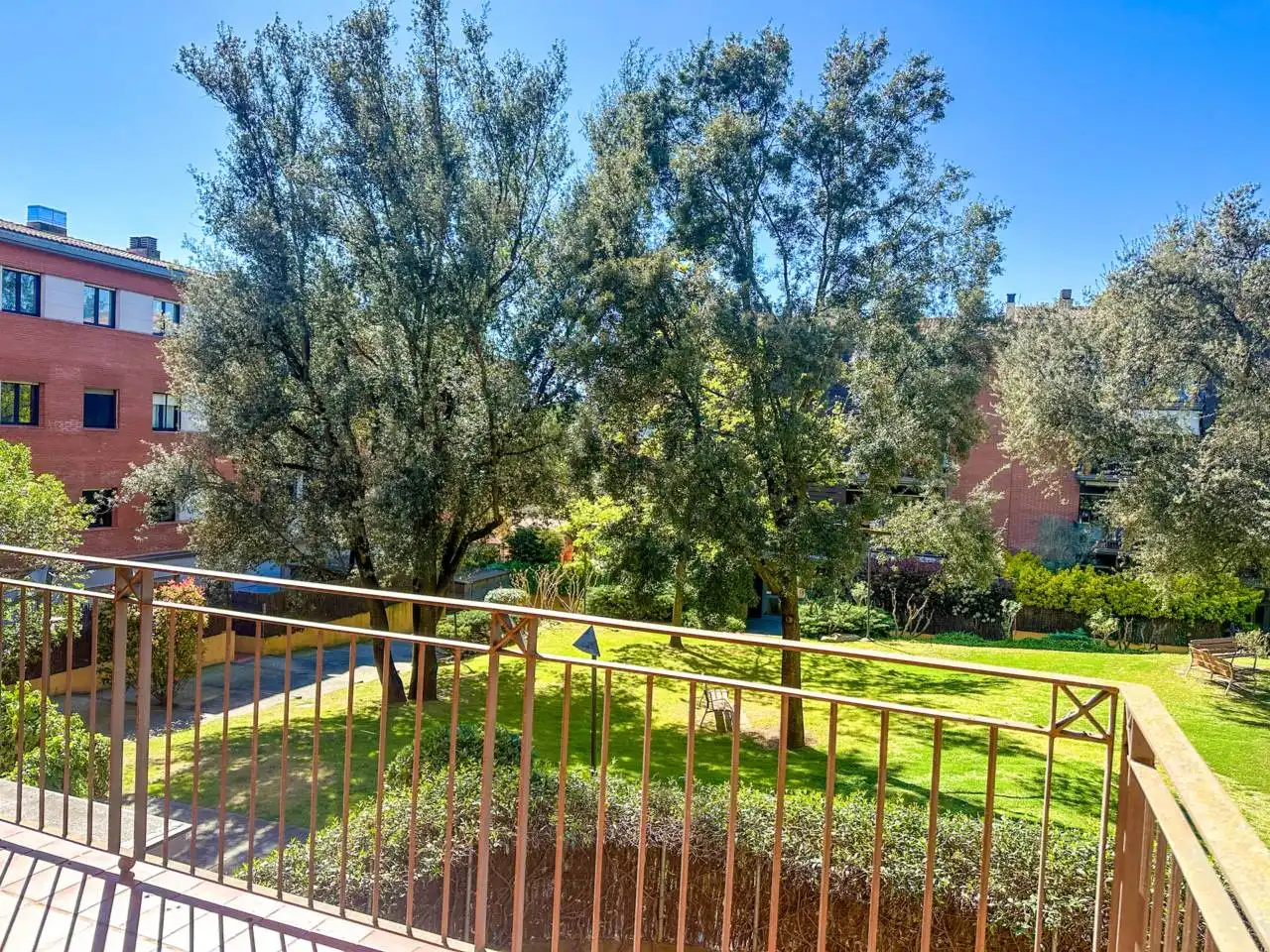 Außenansicht von Wohnung zum Verkauf in Girona mit Heizung, Terrasse und Balkon