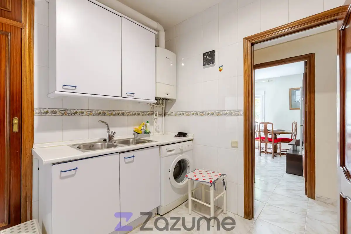 Kitchen of Flat for rent in Madrid  with Heating, Furnished and Washing machine