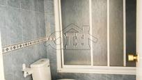 Bathroom of Flat for sale in  Madrid Capital  with Air Conditioner, Heating and Private garden