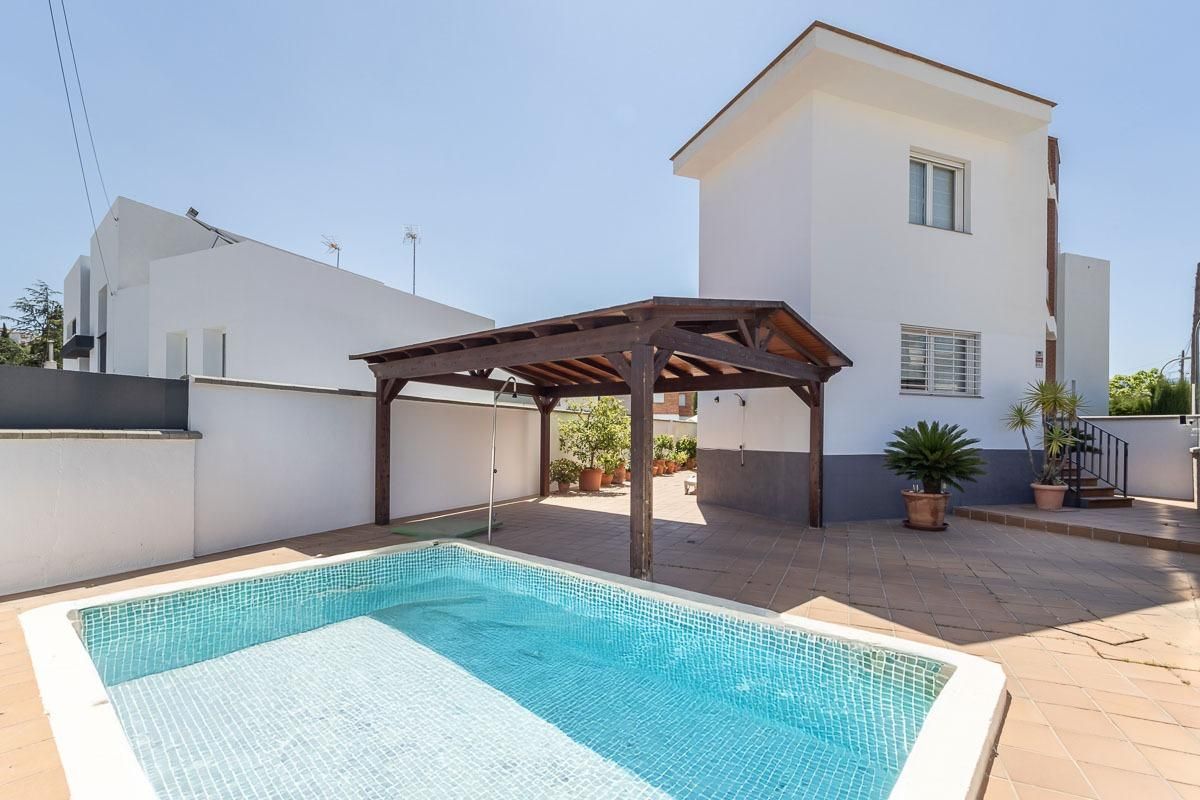 Piscina de Casa adosada en venda en  Granada Capital amb Aire condicionat, Calefacció i Jardí privat
