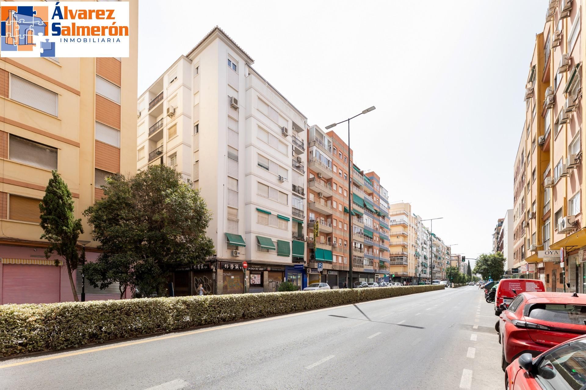 Vista exterior de Pis en venda en  Granada Capital amb Calefacció i Balcó